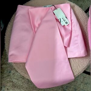 Zara Pink Bow Skirt 
NEVER WORN
TAGS 
SIZE SMALL